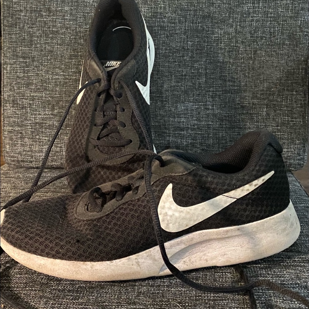 Nike black size 8 shoes tanjun